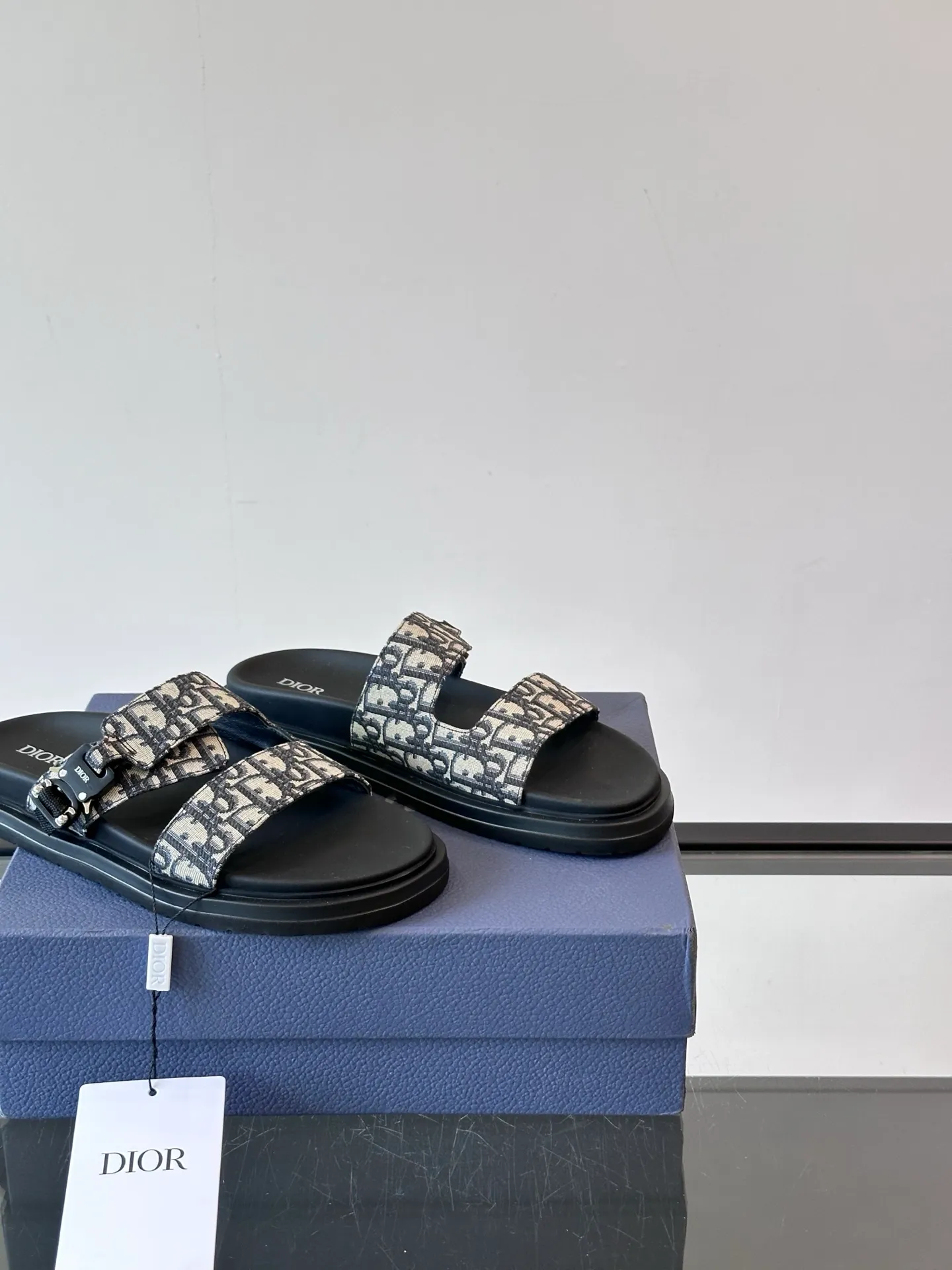 Factory price: 300💰Dior Aqua men's sandals and slippers. Showcasing Dior haute couture design. The Dior gray suede strap is accented with an aluminum Dior buckle for added style. Paired with a comfortable tonal notch sole, they pair easily with shorts or jeans for a sophisticated look. Main body: suede cow leather, technical fabric lining: cow leather, with adjustable straps, aluminum Dior buckle, Dior gray EVA insole, tonal notch rubber outsole splicing structure👌👌 size: 38-44 (45.46 customized)